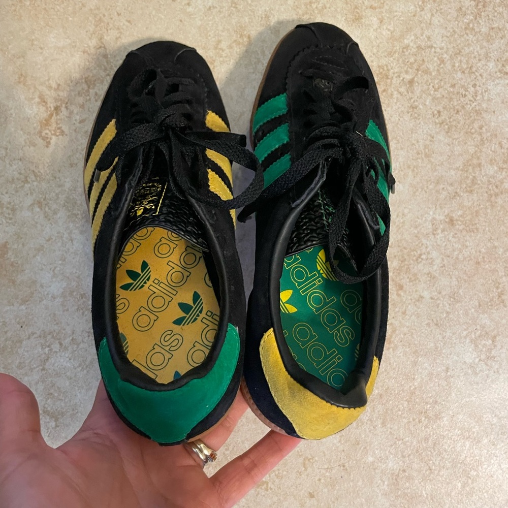 Men’s sz 7 Adidas soccer shoes.